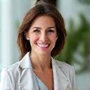 Portretul zâmbitor al Dr. Elena Popa, medic nutriționist, emanând încredere și profesionalism.